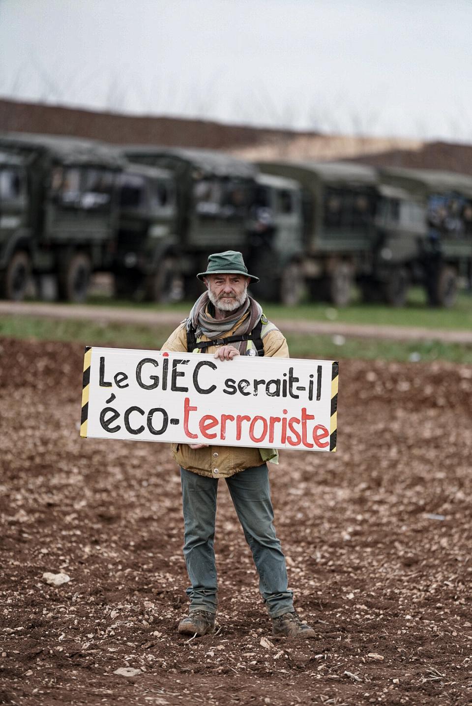 "Le GIEC serait-il éco-terroriste ?" dit la pancarte.