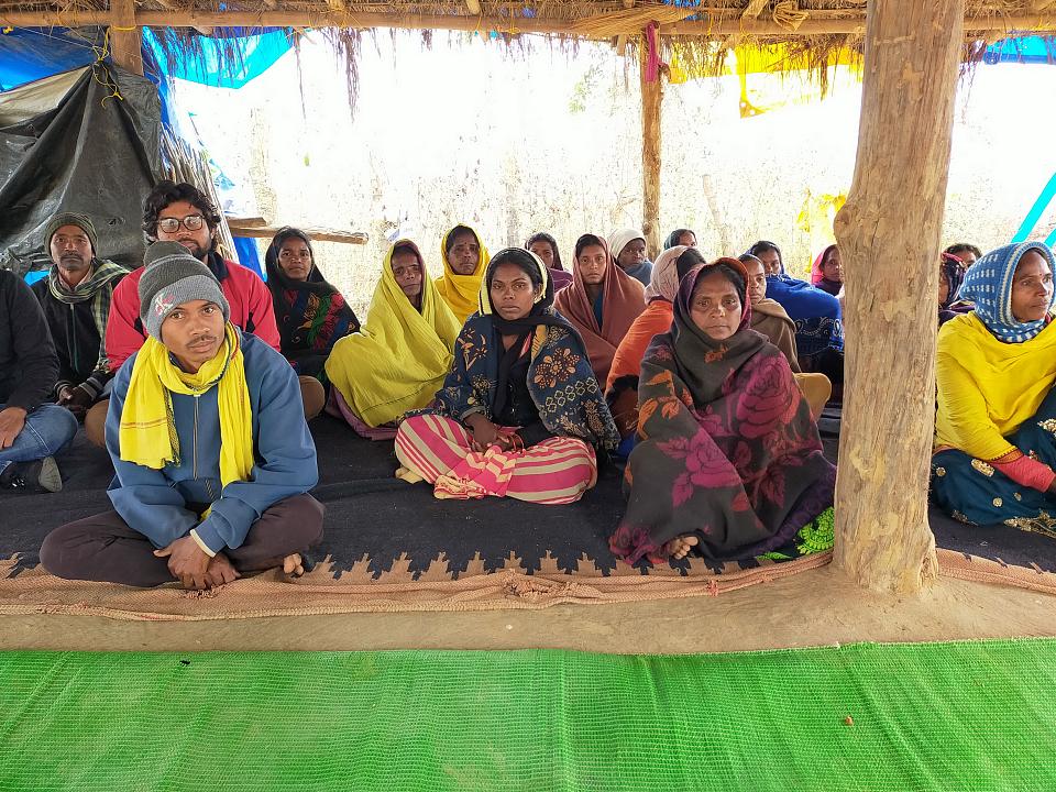 Sit-in des membres de sa communauté d'Ind Kuwar.