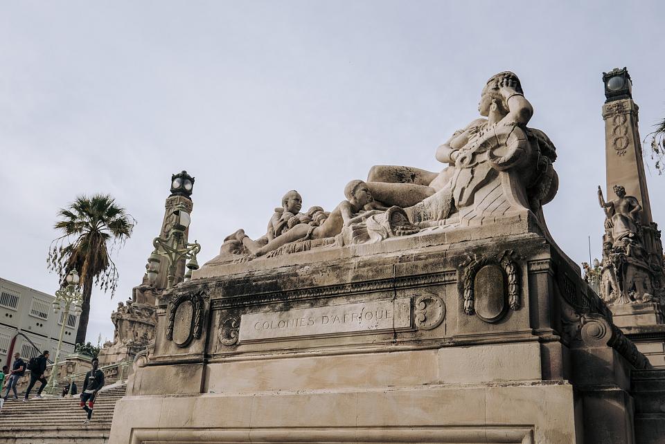 Au pied de l'escalier monumental de la gare Saint-Charles à Marseille, la statue représentant les colonies d'Afrique. 