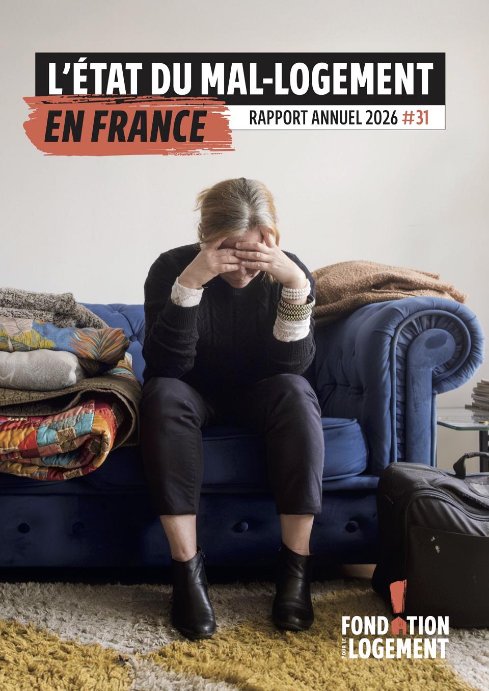 Couverture du rapport : photo d'une femme assise sur un canapé le visage dans les mains. 