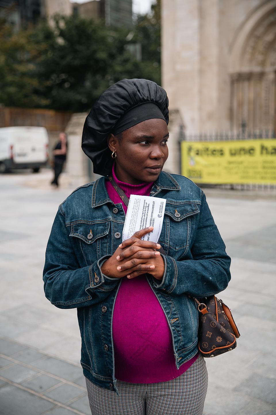 Vanessa, enceinte, devant la Basilique de Saint-Denis