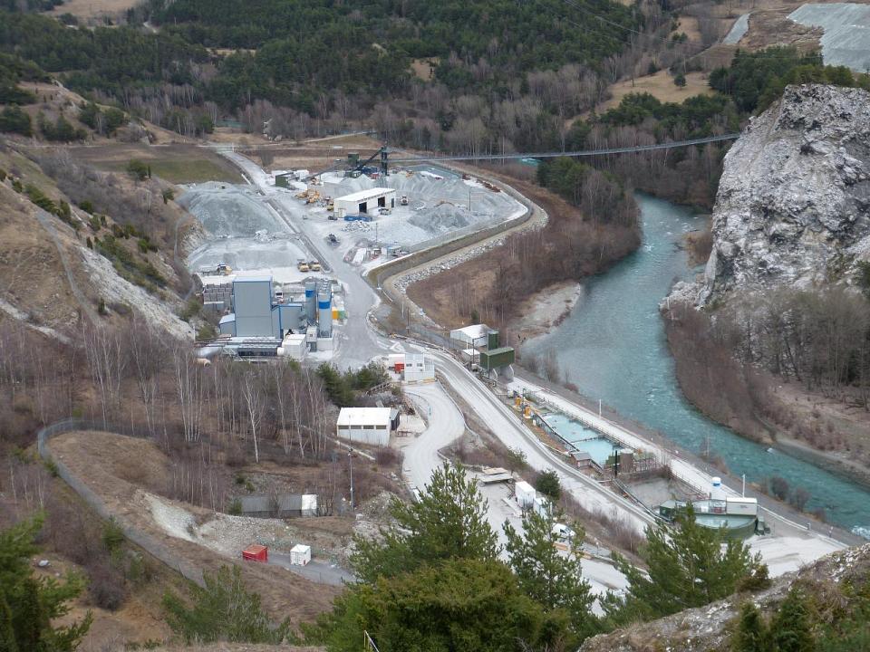 chantier de construction dans une vallée montagneuse