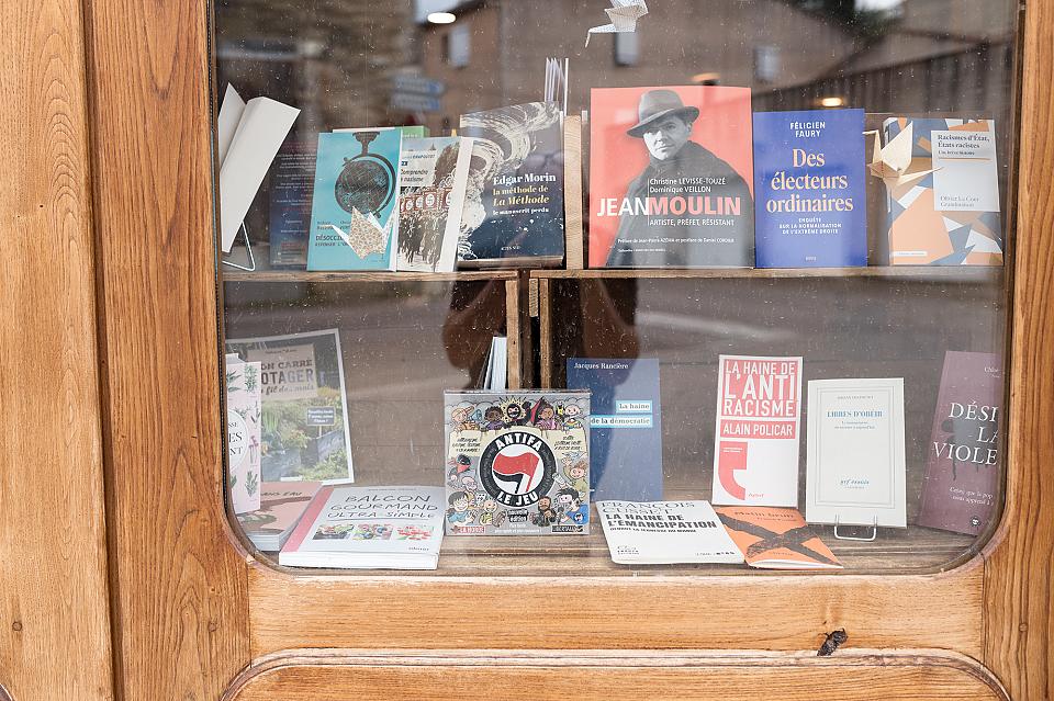Des livres en vitrine dont un sur Jean Moulin. 