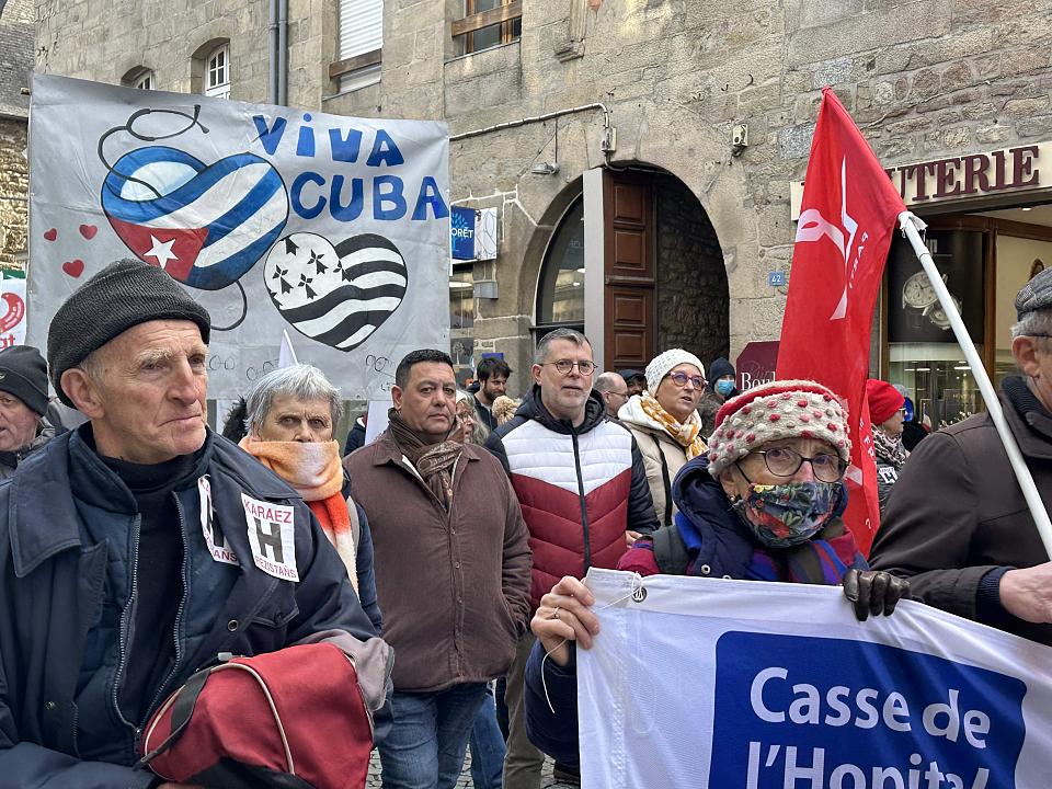 Des manifestants tiennent une banderole Viva Cuba.