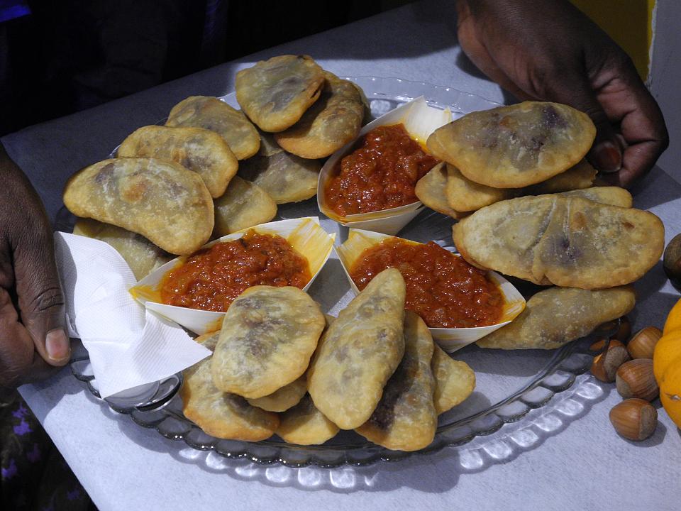 Les pastels sénégalais et végétariens préparés par Maimouna, en quantité suffisante pour nourrir le jury et le public.