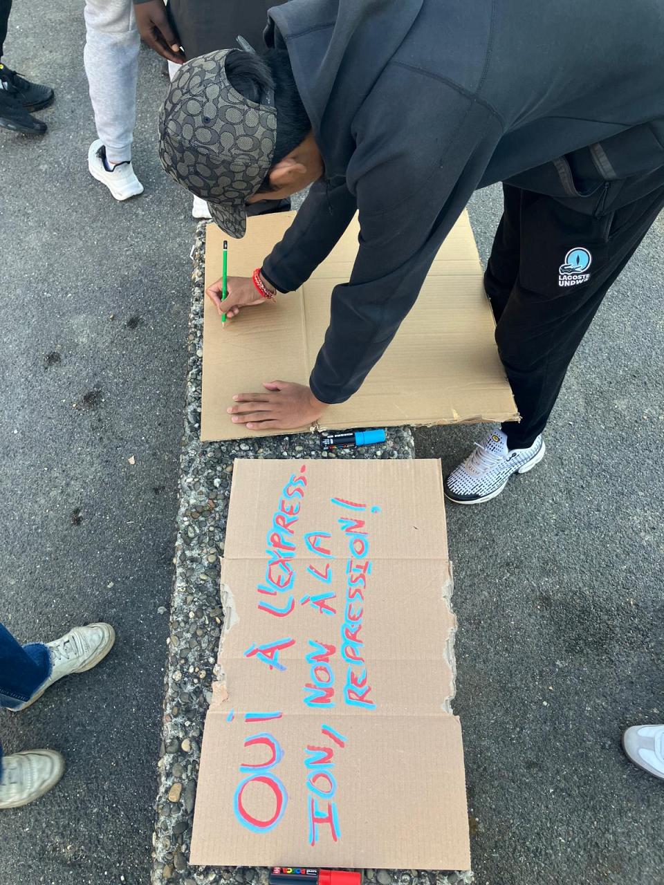 Damien, mobilisé ces derniers jours dans le blocus de son lycée à Sarcelles, prépare des pancartes