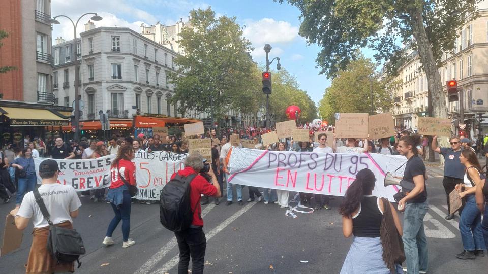 Damien et une quinzaine de lycéens font un cortège commun avec leurs enseignants à la manifestation pour la fonction publique, à Paris, le 29 septembre 2026.