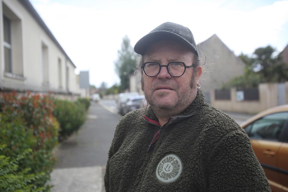 Portrait d'un homme dans une rue qui regrade l'objectif. 