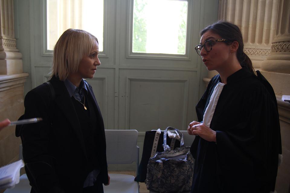 Yasmine Tellal vêtue d'un tailleur noir à gauche de l'image échange avec son avocate