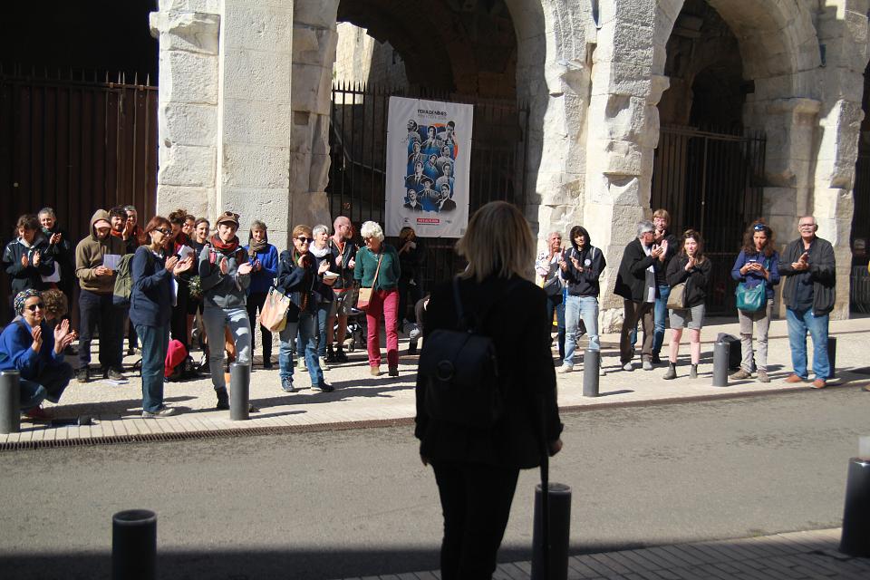 Yasmine Tellal, de dos (en noir), à la sortie de la Cour d'appel de Nîmes, est attendue par de nombreux soutiens qui l'applaudissent chaleureusement.