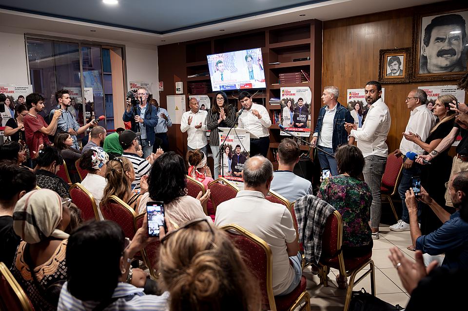 Amine Kessaci parle au micro dans son QG