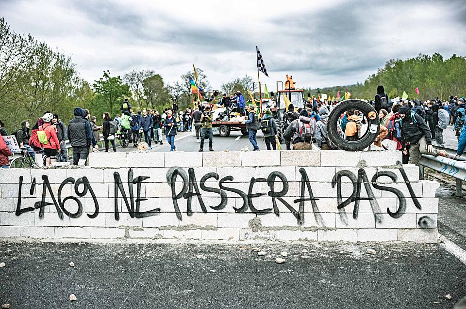 un mur de parpaings sur lequel est inscrit "l'A69 ne passera pas"