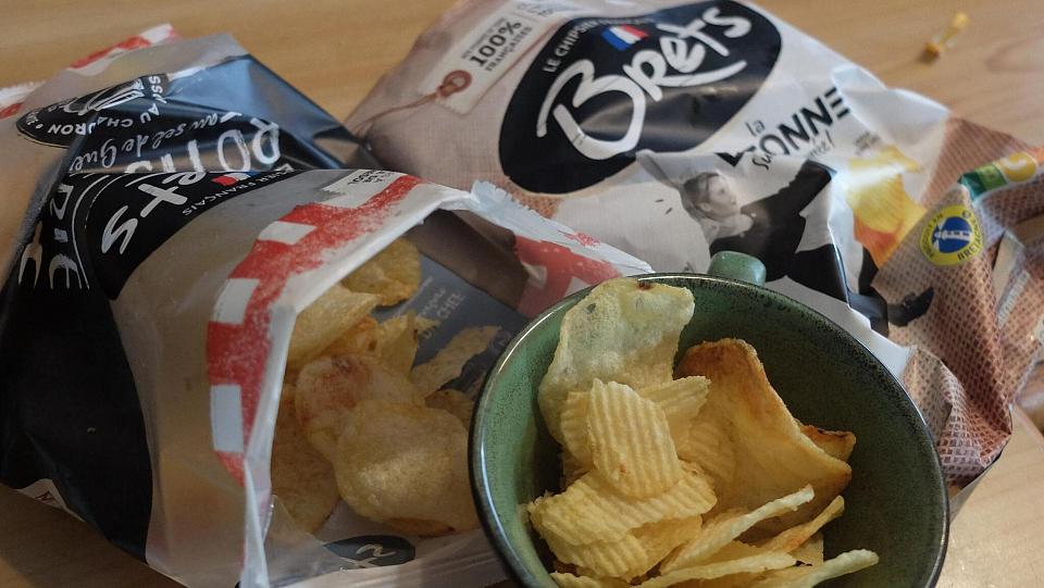 Deux paquets de chips sous la marque Brets