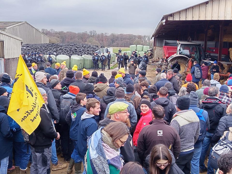 Des manifestants sont ressemblés sur une ferme face aux forces de l'ordre