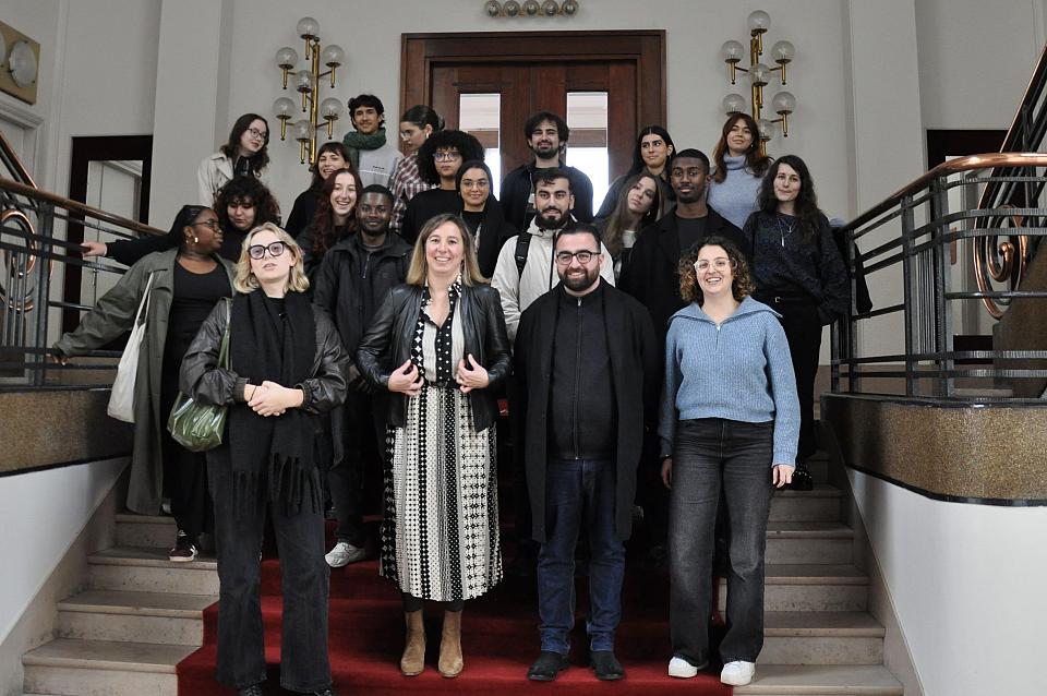 Un groupe de jeunes debout sur les marches d'un escalier. 