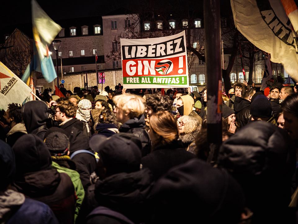Une banderole "Libérez Gino, Free All Antifas"