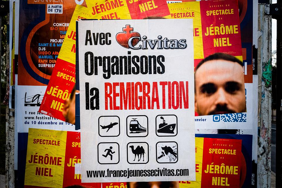 Affiche raciste de Civitas « organisons la remigration », avec des logos de chameaux et de barbus islamistes.