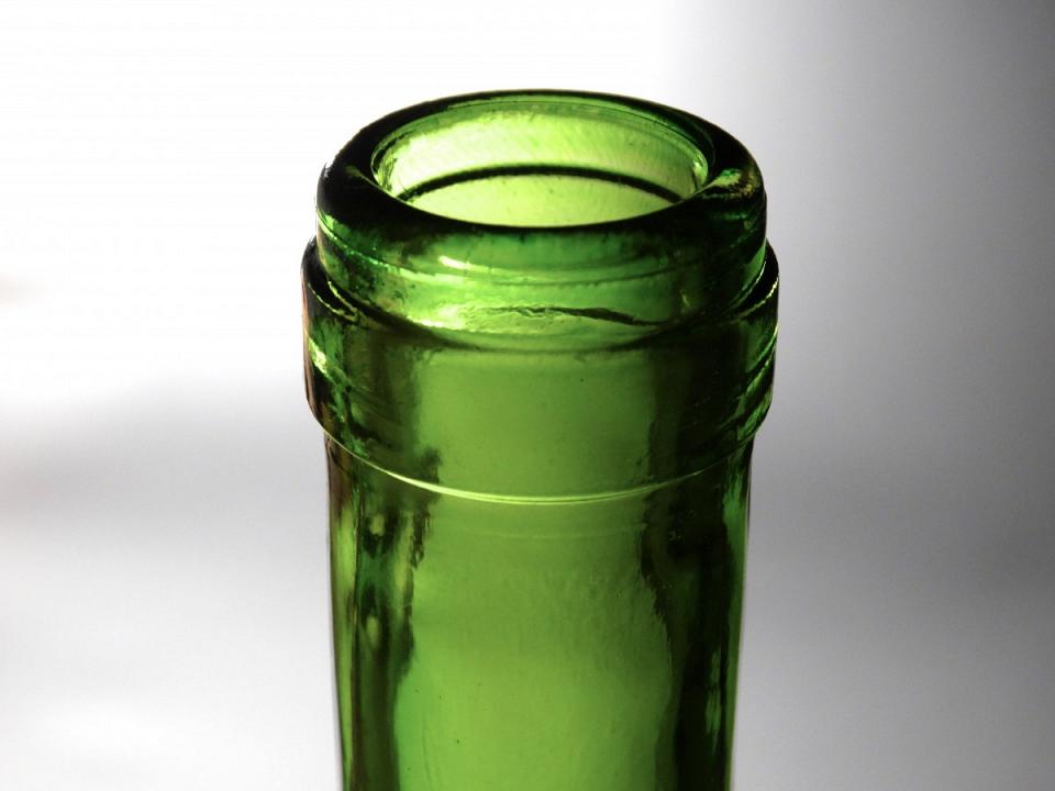 La consigne des bouteilles en verre, moins coûteuse et énergivore que le  recyclage - Basta!