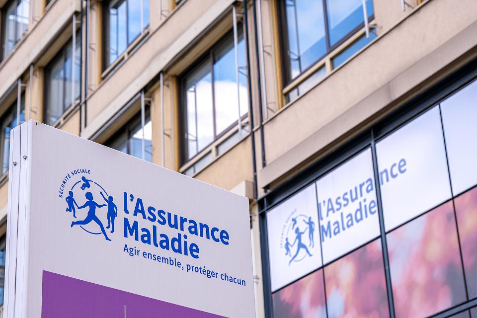 Le logo de l'Assurance maldie sur un mur à l'extérieur