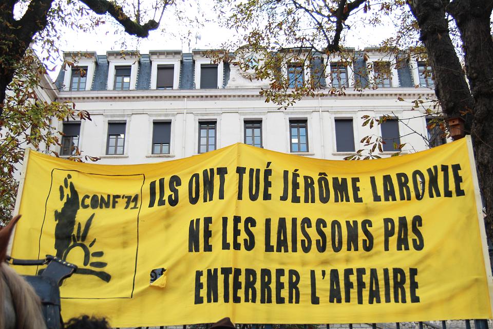 une banderole jaune "ils ont tué Jérôme Laronze, ne les laissons pas enterrer l'affaire" avec le logo de la Confédération paysanne de Saône et Loire, déployée devant le bâtiment de la préfecture de Mâcon.