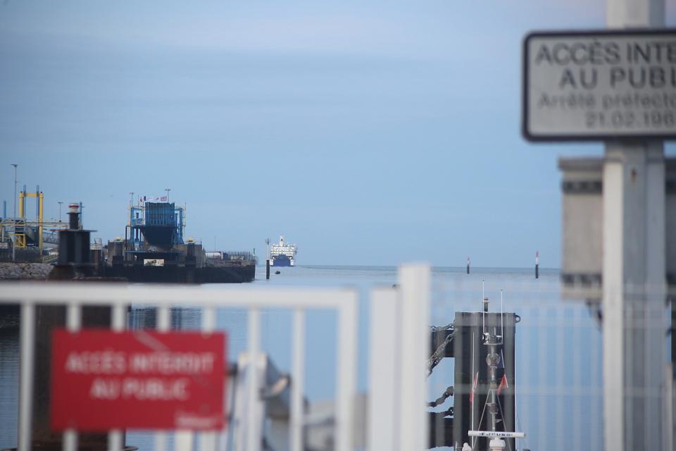 Vue depuis le terminal portuaire sur un ferry sur la mer au loin. 