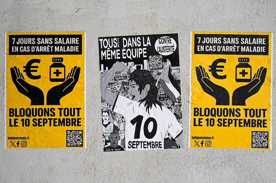 Des affiches avec écrit dessus 7 JOURS SANS SALAIRE EN CAS D ARRET MALADIE, BLOQUONS TOUT LE 10 SEPTEMBRE sont collées sur un mur. 