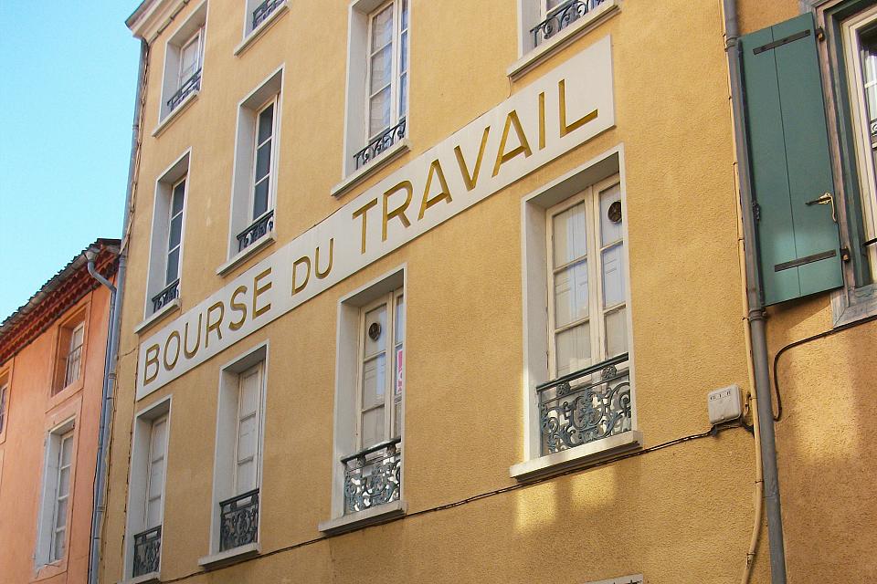 Façade de la Bourse du travail à Carcassonne