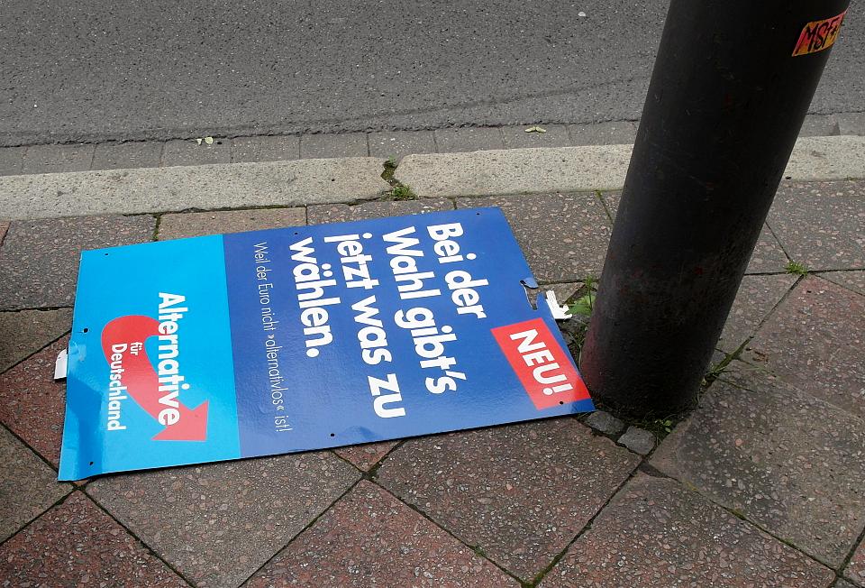 Une affiche de campagne du parti AfD tombée au sol. 