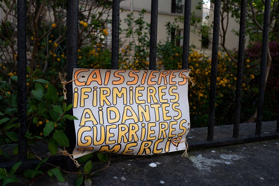 Affiche où il est écrit : "caissières, infirmières, aidantes, guerrières, merci"
