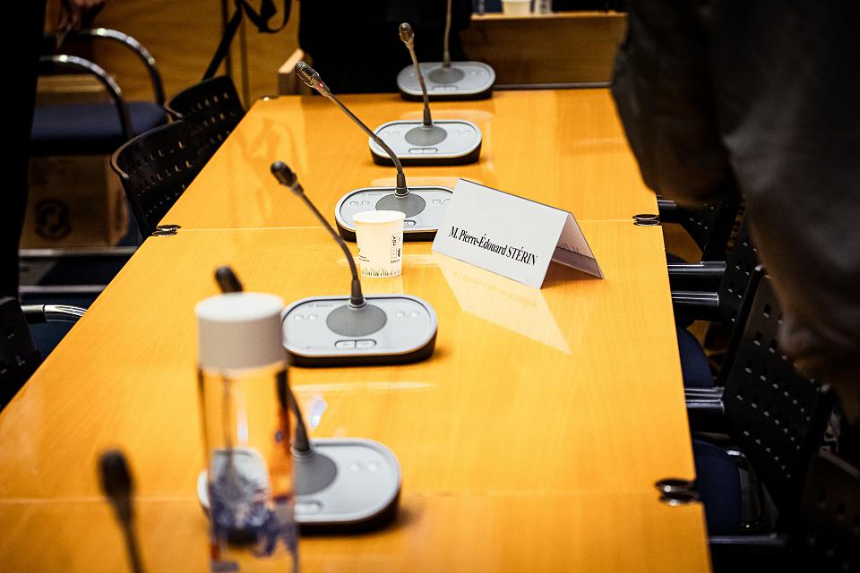 Carton avec le nom de l'auditionné Pierre Edouard Stérin et un siège vide