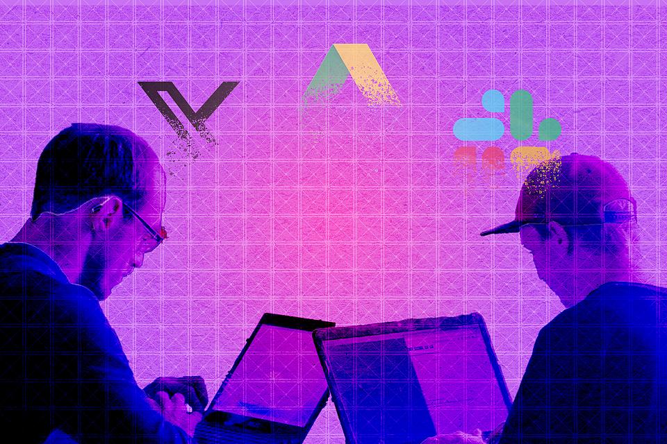 Deux hommes regardent des écrans d'ordinateur portables, ils sont vu de trois-quarts dos, sur un fonds rose sur lequel on distingue les logos de X, Google, Slack.
