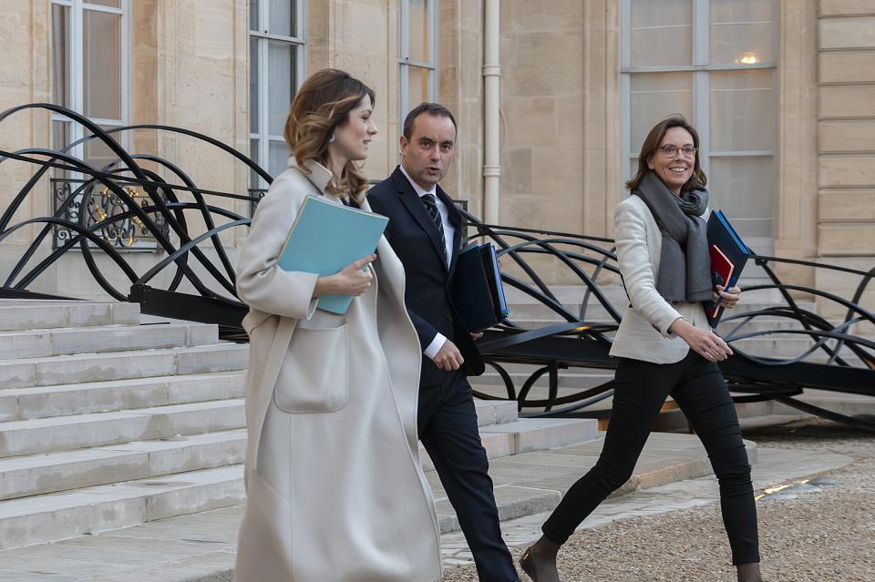 De gauche à droite, Maud Bregeon, Sébastien Lecornu et Amélie de Montchalin, marchent à la sortie d'un Conseil des ministres.
