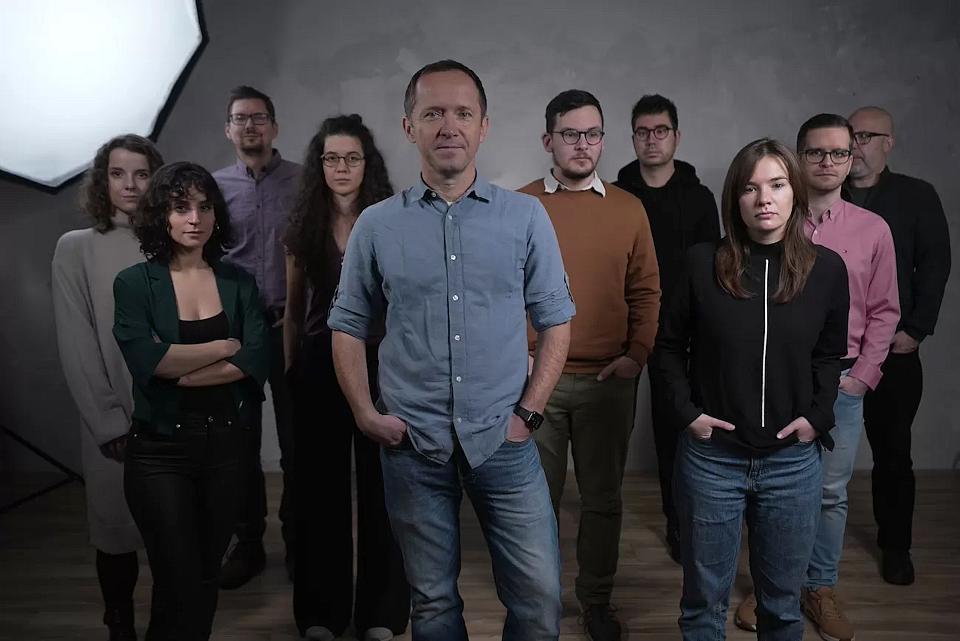 Dix adultes debout face à l'objectif.