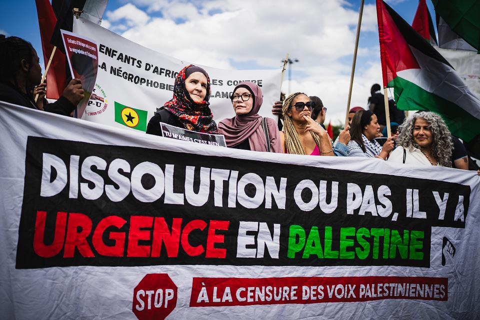 Une banderole avec le slogan : « Dissolution ou pas, il y a urgence en Palestine, stop a la censure des voix palestiniennes »