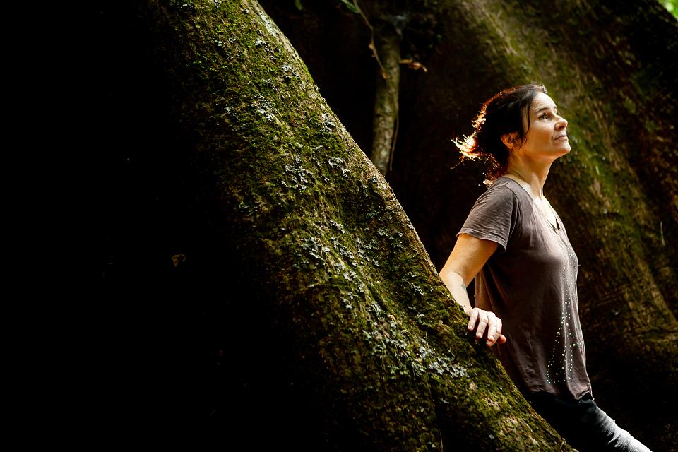Eliane Brum, adossé à un arbre en Amazonie