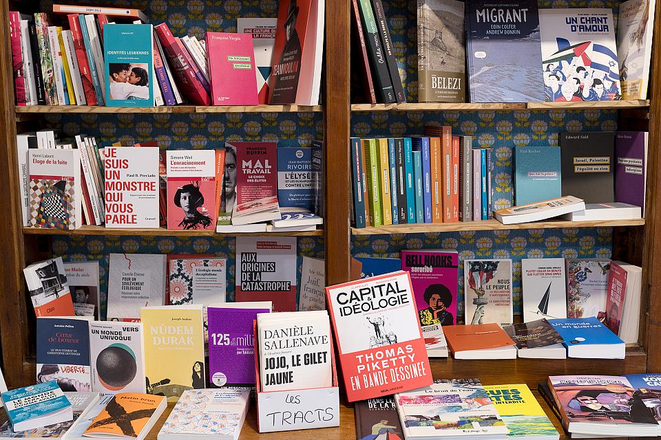 Des livres dans la vitrine d'une librairie 
