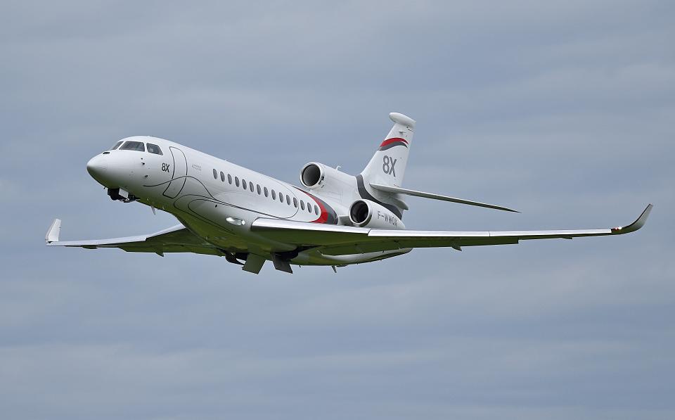 Un avion de type jet en vol. 