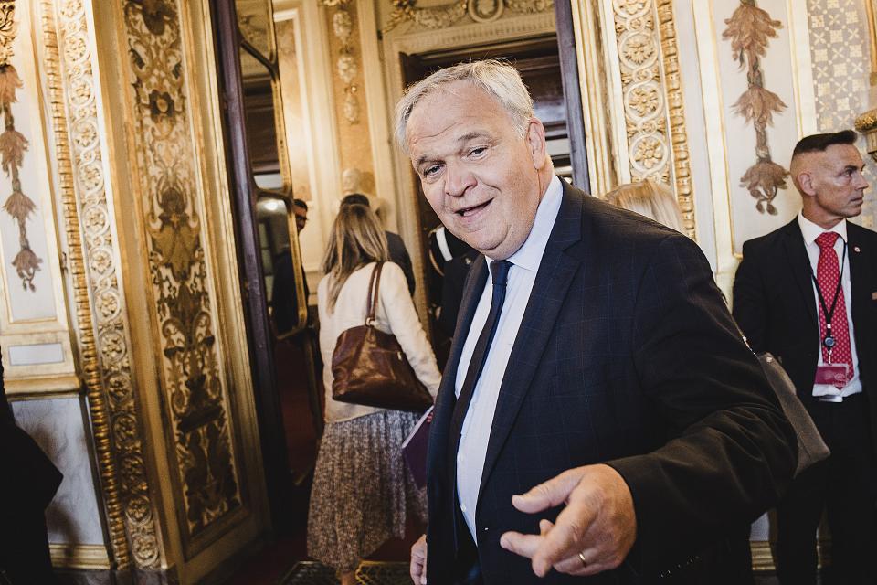 Portrait de François-Noël Buffet en costume, dans une salle (dorée) du Sénat