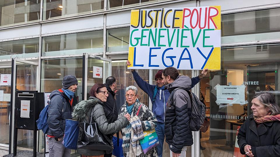 Des membres du comité de soutien de Geneviève Legay l'entourent à l'e,ntrée du tribunal de Lyon.