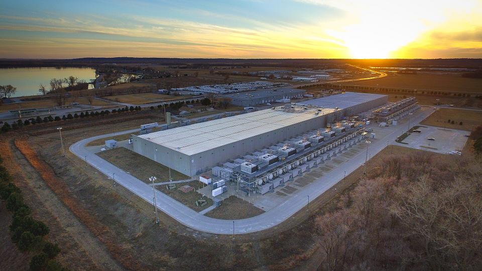 Un data center vue en contre plongée.