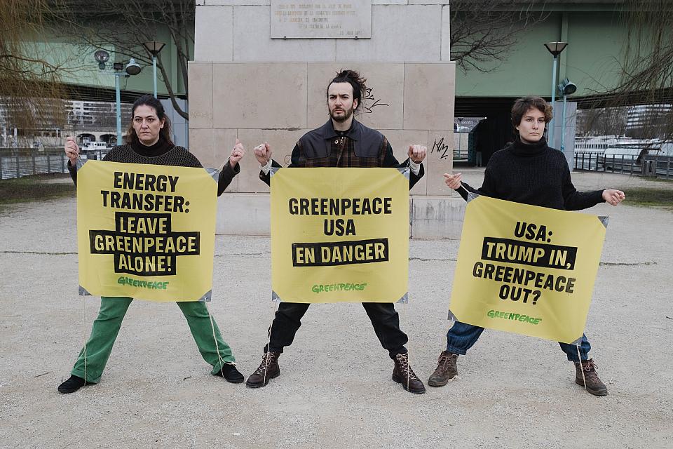 Le 20 février 2025, des activistes de Greenpeace France ont brandi à Paris des affiches de soutien “Energy Transfer : leave Greenpeace alone!” ; “Greenpeace USA en danger” ; “USA : Trump IN, Greenpeace OUT?”.