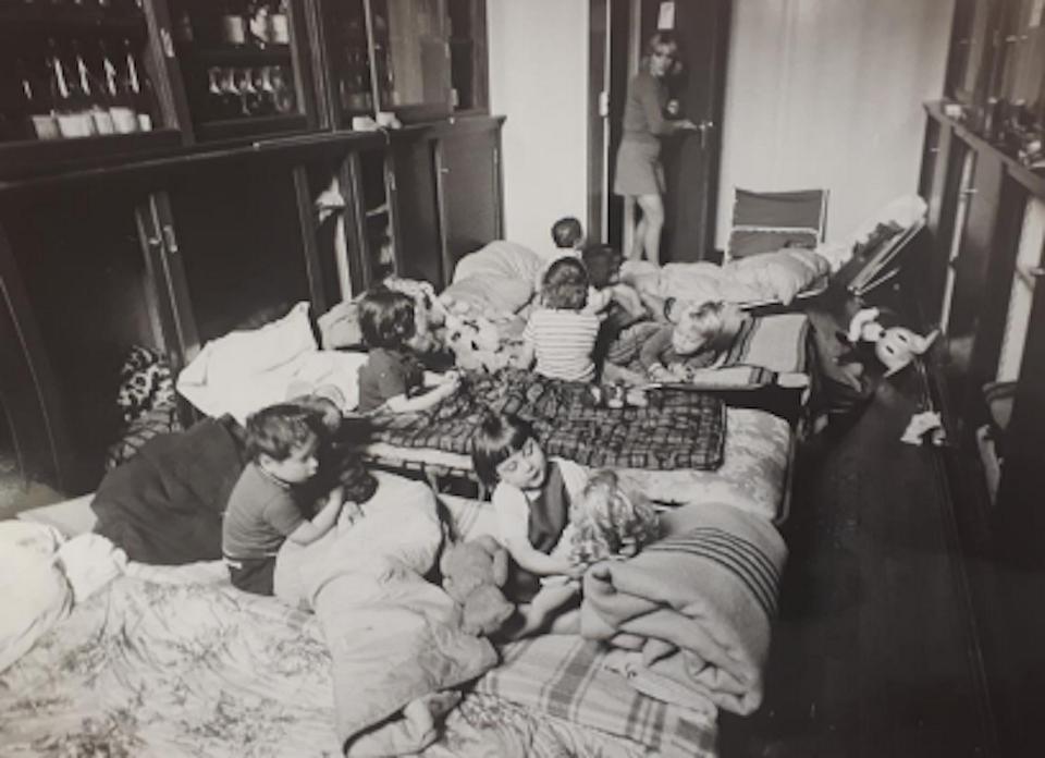 Photographie en noir et blanc représentant la crèche de la Sorbonne en juin 1968 : des enfants jouent.