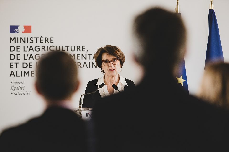 une femme avec des lunettes, Annie Genevard, parle au nom du ministère de l'agriculture, de l'agroalimentaire et de la souveraineté alimentaire devant des gens