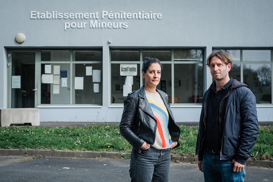 Laura Tabet et David Sechter devant l'entrée de l'établissement pénitentiaire pour mineurs