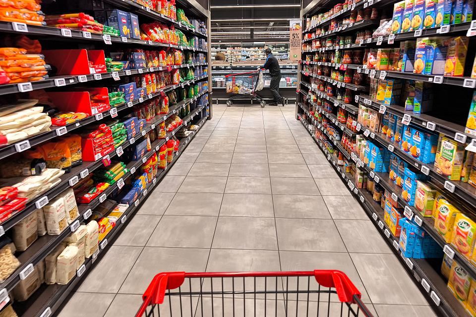 un caddie au milieu d'un linéaire de pâtes, semoule et riz