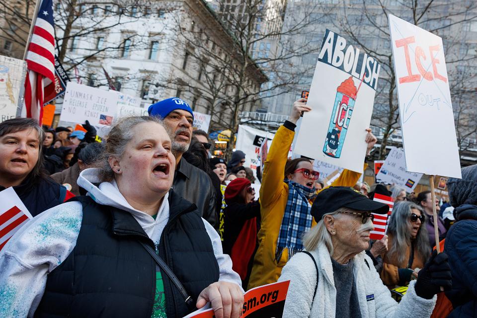Une manifestation, des femmes au premier plan qui portent des pancartes « Abolish Ice » et « Ice out ». 
