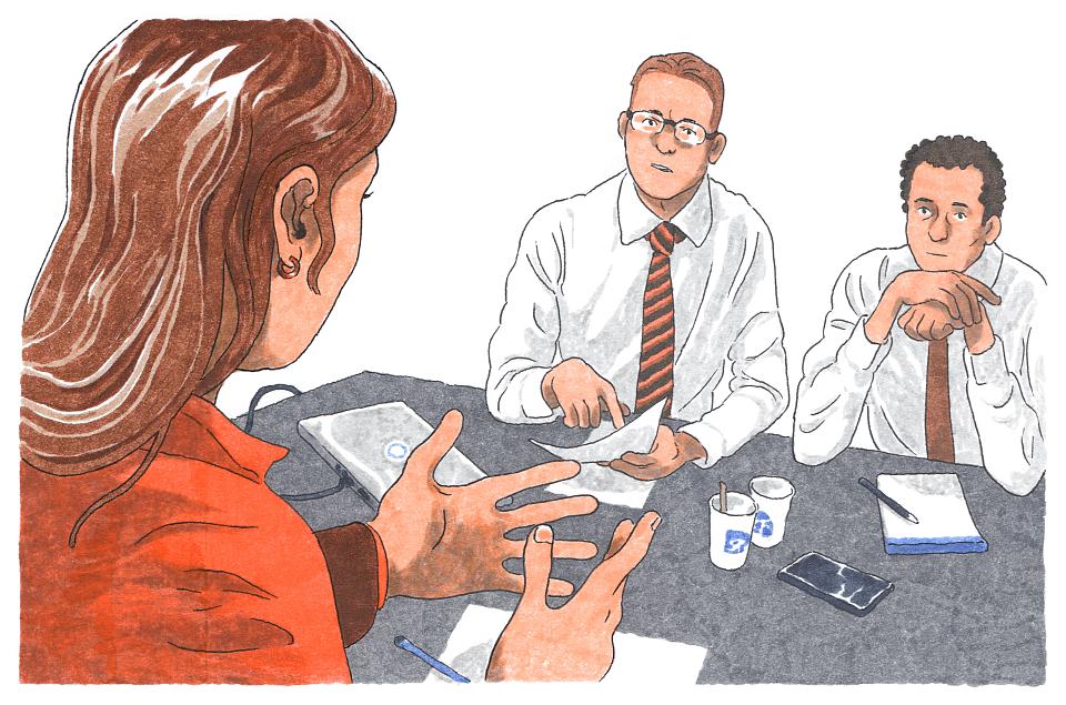 Un dessin montrant une femme de trois quart dos assise à un bureau parlent à deux hommes en costumes. On voit des feuilles de papiers, des crayons et des gobelets de café sur la table. 