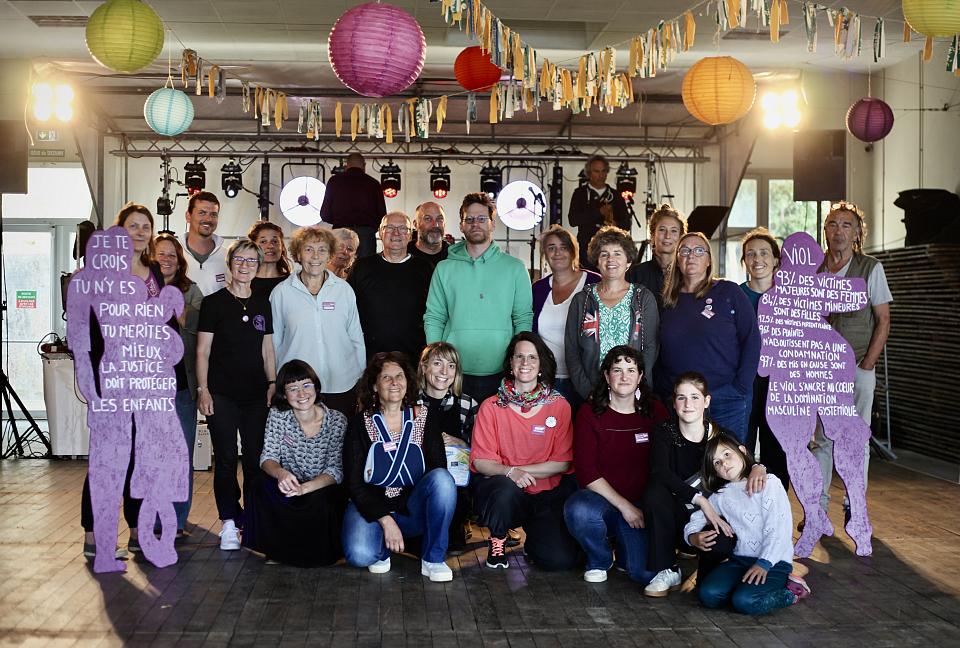 Un groupe de femmes qui posent pour la photo. 