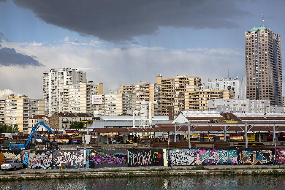 Vue sur Paris, des immeubles en fond, le canal au premier plan. 