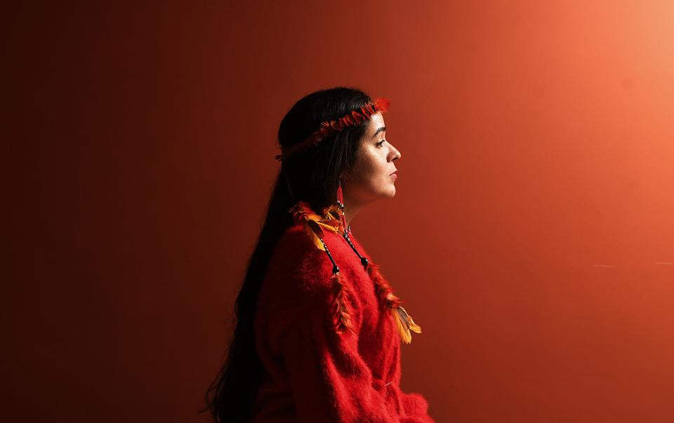 Portrait de Geni Nuñez habillée de rouge